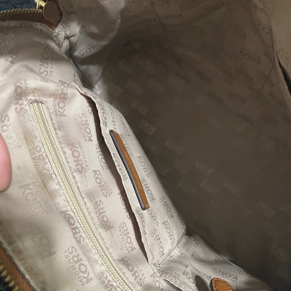 ‼️Last Chance: Donating
Michael Kors Tan Shoulder Bag - Picture 5 of 16